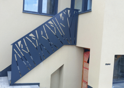 Garde-corps en métal découpé au laser pour escalier extérieur moderne – fabrication sur mesure DBN Laser en Moselle
