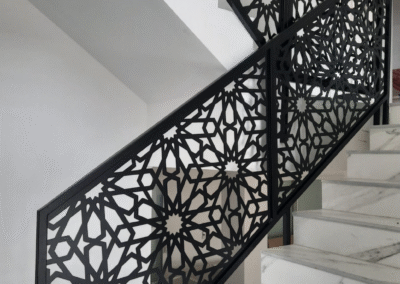 Garde-corps en acier noir découpé au laser avec motif oriental, installé sur escalier intérieur en marbre – DBN Laser
