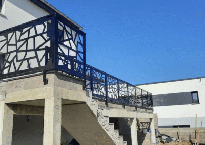 Garde-corps métallique extérieur découpé au laser sur terrasse béton – design moderne DBN Laser